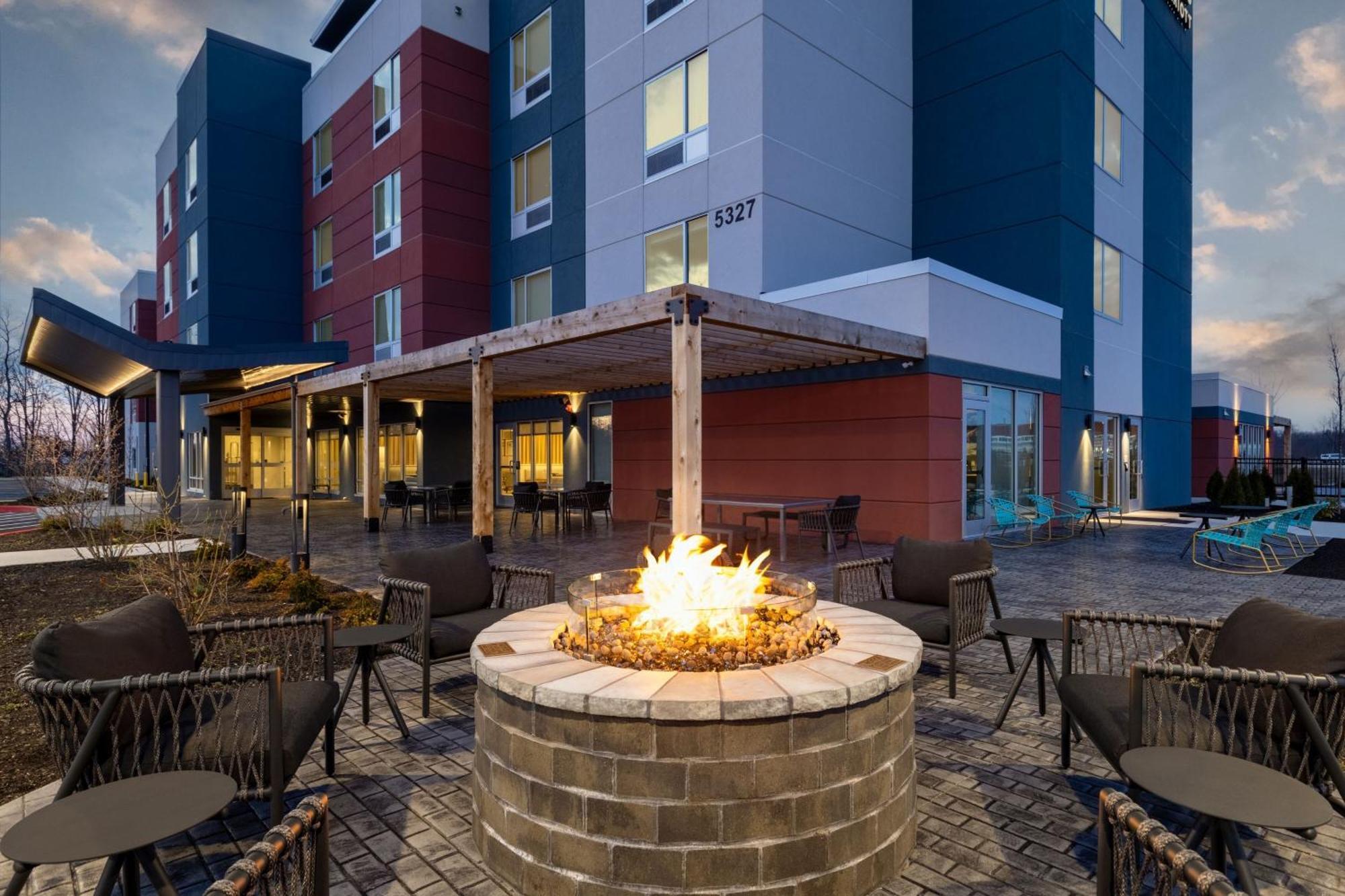 Towneplace Suites By Marriott Geneva At Spire Academy Eksteriør bilde
